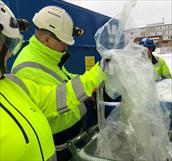Skanskan kerrostalotyömaan pakkausmuovin kerääminen puristimeen (muovipilotti) © Anu Tuovinen / Porin kaupunki